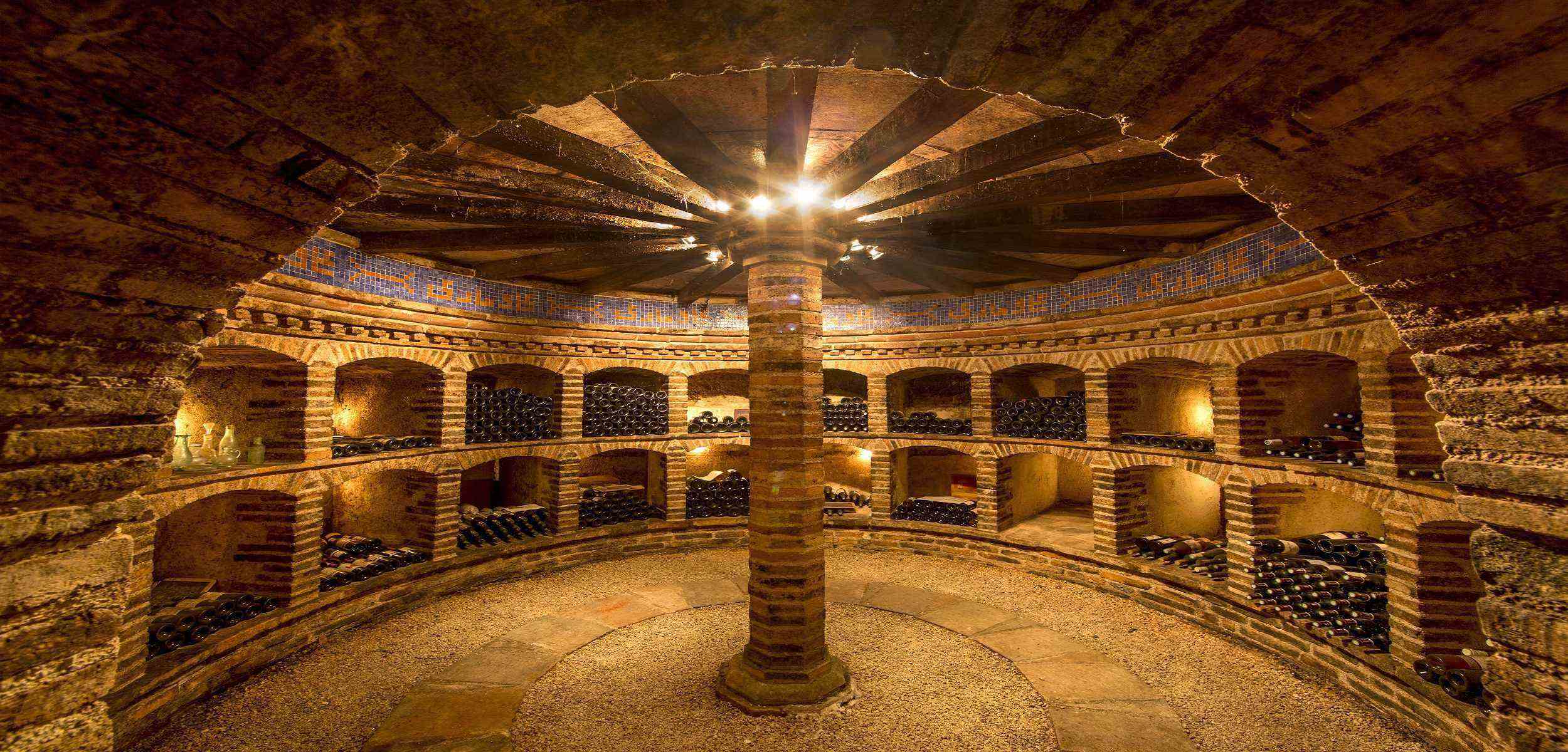 La salle des coffres, cave de vieillissement du Château Saint-Louis