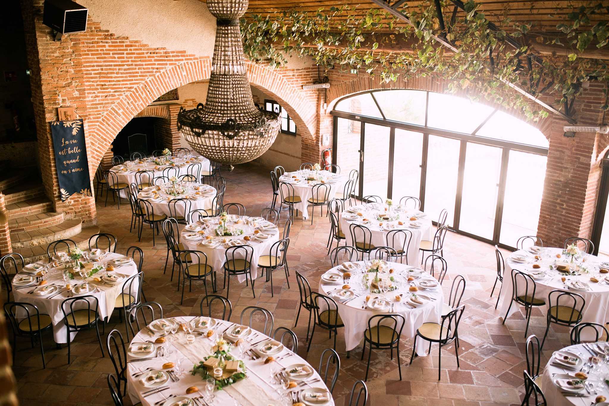 La salle de réception du Château Saint-Louis dressée pour un mariage