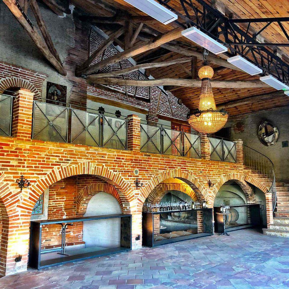 La grande salle voûtée de brique du Château Saint-Louis
