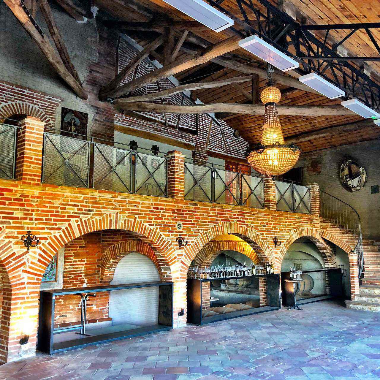 La grande salle voûtée de brique du Château Saint-Louis